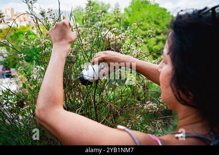 Hausgemachte Lochkamera oder stenopeische Kamera, hergestellt mit einer Dose und in der Natur installiert. DIY-Fotokamera-Experiment Stockfoto