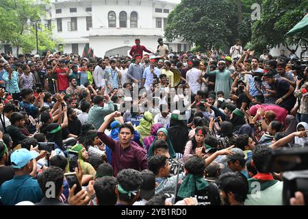 Studenten veranstalten eine Demonstration auf dem Gelände des Obersten Gerichtshofs während eines Protestes, um den Rücktritt der pro-Awami-Liga und korrumpierten Richter in Dhaka, Bangladesch, am 16. Oktober 2024 zu fordern. Die Anti-Diskriminierungs-Studentenbewegung forderte eine Belagerung des Obersten Gerichtshofs, um den Rücktritt von Richtern zu fordern, die von der inzwischen entlassenen Regierung der Awami-Liga ernannt wurden. Stockfoto