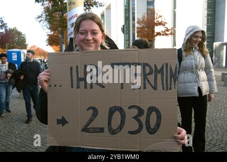 Berlin, Deutschland. Oktober 2024. Psychologiestudenten demonstrieren für bessere Finanzierung psychotherapeutischer Ausbildung. Quelle: Paul Zinken/dpa/Alamy Live News Stockfoto