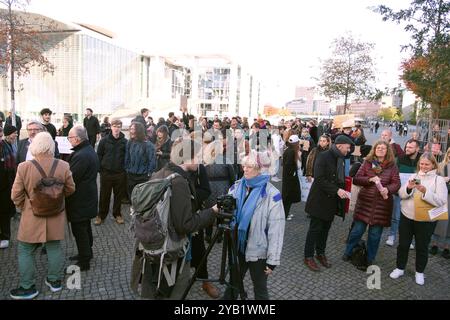 Berlin, Deutschland. Oktober 2024. Psychologiestudenten demonstrieren für bessere Finanzierung psychotherapeutischer Ausbildung. Quelle: Paul Zinken/dpa/Alamy Live News Stockfoto