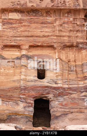 Nahaufnahme des Eingangs zu einem der Tempel in Petra archäologische Stätte. Jordanien. Vertikal. Stockfoto