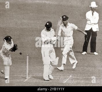 ENGLISCHES CRICKET - 1930er Jahre - Ames wird von Oldfield verpasst Stockfoto