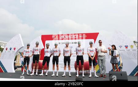 Jingxi, Chinas autonome Region Guangxi Zhuang. Oktober 2024. Das Team Emirates der Vereinigten Arabischen Emirate posiert vor der 2. Etappe der Tour of Guangxi/UCI World Tour in Jingxi, südchinesischer Autonomen Region Guangxi Zhuang, 16. Oktober 2024. Quelle: Jin Haoyuan/Xinhua/Alamy Live News Stockfoto