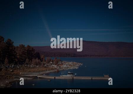 Komet C/2023 A3 Tsuchinshan-ATLAS von der Spitze des Wellenbrechers an der Gallatin Marina am Eagle Lake im Lassen County Kalifornien, USA. Stockfoto
