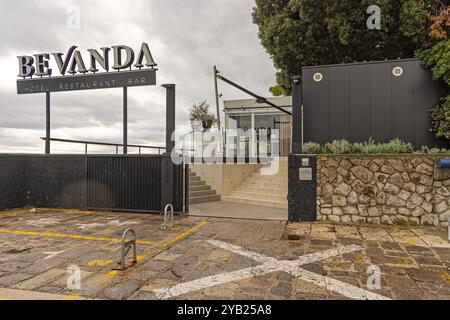 Opatija, Kroatien - 08. Oktober 2024: Eintritt zum Bevanda Hotel Restaurant und Bar am Herbsttag der Adriaküste. Stockfoto