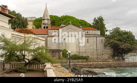 Opatija, Kroatien - 08. Oktober 2024: Römisch-katholische Kirche St. Jakob an der Adriaküste bewölkt Herbsttag. Stockfoto