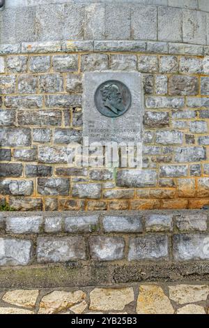 Opatija, Kroatien - 08. Oktober 2024: Gedenktafel aus Bronze an Theodor Billroth, historisches Wahrzeichen an der Kirchenmauer, Herbsttag. Stockfoto