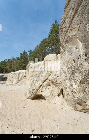 Sandhöhlen, Sandhohlen im Heerser Waldgebiet im Harz nahe der Stadt Blankenburg unterhalb des Regensteins in Deutschland Stockfoto