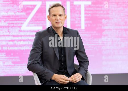 Buchmesse Frankfurt 2024 der Virologe Hendrik Streeck stellt im Rahmen der 3sat Buchzeit sein Buch Nachbeben. Die Pandemie, ihre Folgen und was wir daraus lernen können vor. Buchmesse Frankfurt 2024., Frankfurt am Main Hessen Deutschland Messegelände *** Buchmesse Frankfurt 2024 Virologe Hendrik Streeck präsentiert sein Buch Nachbeben die Pandemie, ihre Folgen und was wir daraus lernen können auf der 3sat Buchzeit Frankfurt 2024, Frankfurt am Main Hessen Germany Messegelände Stockfoto