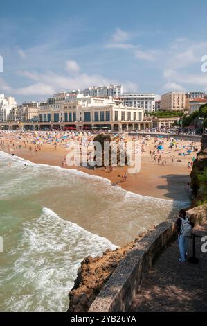 Strand „La grande plage“ im Sommer, Biarritz, Pyrenäen-Atlantiques (64); Region Nouvelle-Aquitaine, Frankreich Stockfoto