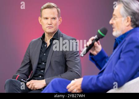 Buchmesse Frankfurt 2024 der Virologe Hendrik Streeck stellt im Rahmen der 3sat Buchzeit sein Buch Nachbeben. Die Pandemie, ihre Folgen und was wir daraus lernen können vor. Rechts im Vordergrund Moderator Gert Scobel. Buchmesse Frankfurt 2024., Frankfurt am Main Hessen Deutschland Messegelände *** Buchmesse Frankfurt 2024 Virologe Hendrik Streeck präsentiert sein Buch Nachbeben die Pandemie, ihre Folgen und was wir daraus lernen können im Rahmen von 3sat Buchzeit direkt im Vordergrund Moderator Gert Scobel Buchmesse Frankfurt 2024, Frankfurt am Main Hessen Germany Messegelände Stockfoto