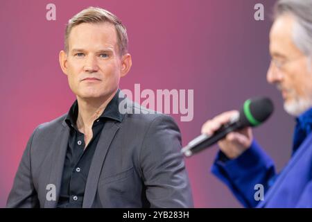 Buchmesse Frankfurt 2024 der Virologe Hendrik Streeck stellt im Rahmen der 3sat Buchzeit sein Buch Nachbeben. Die Pandemie, ihre Folgen und was wir daraus lernen können vor. Rechts im Vordergrund Moderator Gert Scobel. Buchmesse Frankfurt 2024., Frankfurt am Main Hessen Deutschland Messegelände *** Buchmesse Frankfurt 2024 Virologe Hendrik Streeck präsentiert sein Buch Nachbeben die Pandemie, ihre Folgen und was wir daraus lernen können im Rahmen von 3sat Buchzeit direkt im Vordergrund Moderator Gert Scobel Buchmesse Frankfurt 2024, Frankfurt am Main Hessen Germany Messegelände Stockfoto