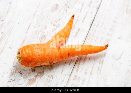 Nahaufnahme einer seltsamen Karotte auf hölzernem Hintergrund Stockfoto