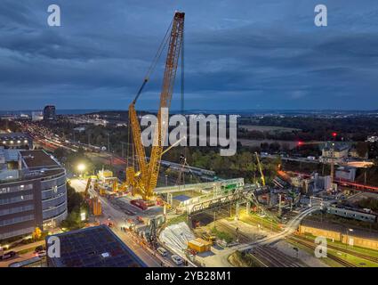Riesiger Hochleistungs-Stahlkran auf einer Baustelle bei Nacht Stockfoto
