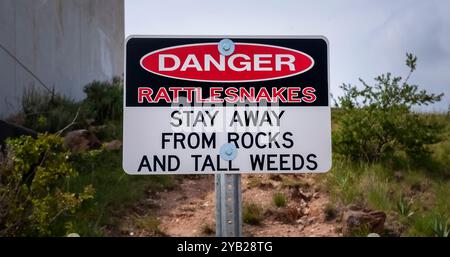 Schild mit Warnzeichen vor Klapperschlangen an einer texanischen Raststätte entlang der I44. Stockfoto