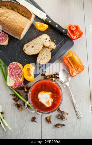 Fastenborsch mit getrockneten Pilzen und Gemüse auf einem hellen Holztisch. Stockfoto