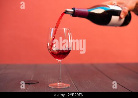 Rotwein, der in Bläschen ins Glas gegossen wird Stockfoto