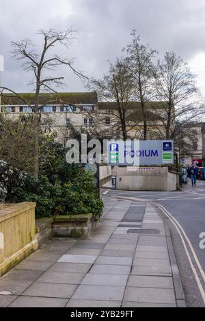 Eintritt zum Podium Parkhaus in Walcot Street, Bath City Centre, Somerset, England, Großbritannien Stockfoto