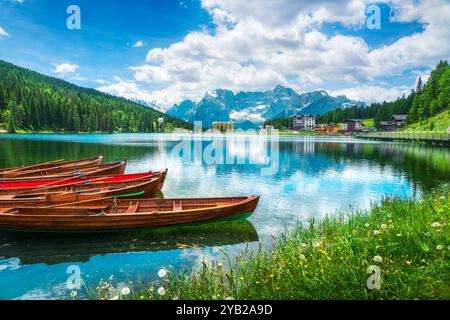 Boote auf dem Misurinasee und den Dolomiten. Auronzo di Cadore, Provinz Belluno, Region Veneto, Italien, Europa. Stockfoto