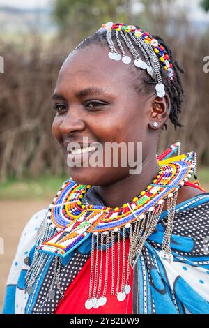 Frau aus dem Stamm der Masai, die traditionellen Schmuck und Kleidung trägt, Masai Village, Masai Mara, Kenia, Afrika Stockfoto