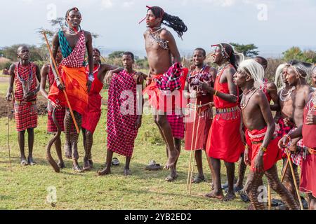 Adumu, auch bekannt als der Maasai Jumping Dance, ist eine Tanzart, die die Maasai in Kenia und Tansania praktizieren. Junge Maasai Krieger General Stockfoto