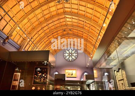 Rund um Großbritannien - verzierte Decke im Mc Manus Museum & Art Gallery, Dundee Stockfoto