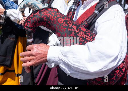 Drei Musiker spielen bei einem Volksfest den traditionellen galizischen Dudelsack. Galicien, Spanien Stockfoto