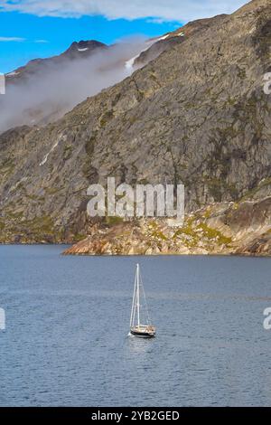 Prince Christian Sound, Grönland - 29. August 2024: Kleine Yacht, die einen der Fjorde im Prince Christian Sound in Südgrönland hinaufsegelt Stockfoto