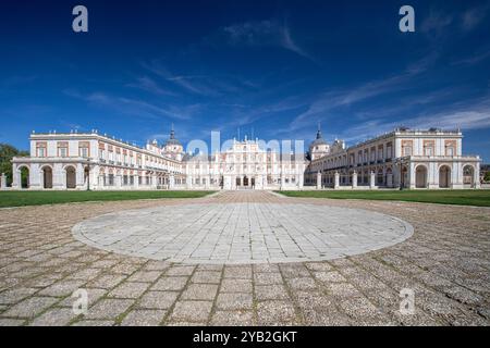 Panoramablick auf den Königspalast von Aranjuez in Madrid, Spanien. Palast aus dem 16. Jahrhundert im Nachmittagslicht Stockfoto