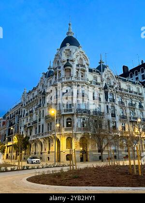 Fassade von Casa Gallardo, Blick bei Nacht. Plaza de España. Madrid, Spanien. Stockfoto