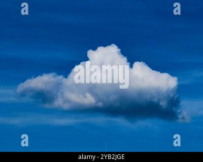 Abstrakte Wolkenbildung Vor Dem Hintergrund Des Blauen Himmels Stockfoto