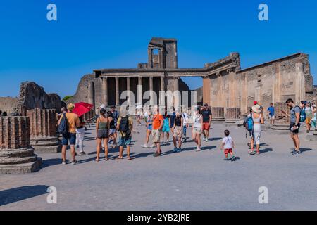 Pompeji, Italien - 8. August 2024: Ruinen einer Stadt. Pompeji ist eine antike römische Stadt, die 79 nach dem Ausbruch des Vesuvs starb. Stockfoto