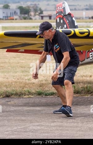 Kunstflugpilot Jurgis Kairys tanzt neben einem Sukhoi Su-31-Flugzeug. Flugschau Kosice 2024. Slowakei, Europa. Stockfoto