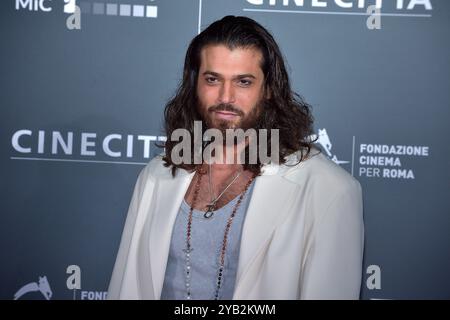 Rom, Italien. Oktober 2024. CAN Yaman besucht den Megalopolis Pre-Opening Red Teppich des 19. Rom Film Festivals und 22. Alice Nella Citta' in Cinecitta Studios. Rom (Italien), 14. Oktober 2024. Quelle: dpa/Alamy Live News Stockfoto