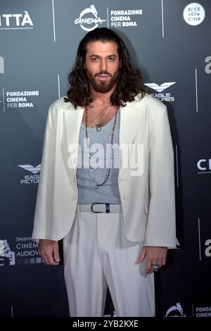 Rom, Italien. Oktober 2024. CAN Yaman besucht den Megalopolis Pre-Opening Red Teppich des 19. Rom Film Festivals und 22. Alice Nella Citta' in Cinecitta Studios. Rom (Italien), 14. Oktober 2024. Quelle: dpa/Alamy Live News Stockfoto