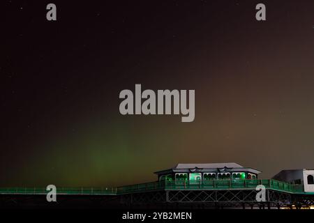 oktober aurora Stürme zeigen dramatisch grün-rot gefärbten Himmel der Nordlichter über lytham St annes Pier england Stockfoto