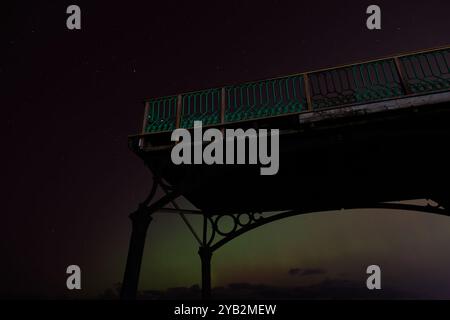 oktober aurora Stürme zeigen dramatisch grün-rot gefärbten Himmel der Nordlichter über lytham St annes Pier england Stockfoto