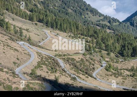 Landschaft mit kurviger Straße auf der nördlichen Seite des Passes, aufgenommen im hellen Herbstlicht vom Finestre Pass, Turin, Italien Stockfoto