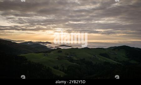 Freiburg Im Breisgau, Deutschland. Oktober 2024. Die untergehende Sonne erleuchtet den Nebel, der in den Tälern des Schwarzwaldes und über dem Rheintal liegt. (Luftaufnahme mit Drohne) Credit: Philipp von Ditfurth/dpa/Alamy Live News Stockfoto