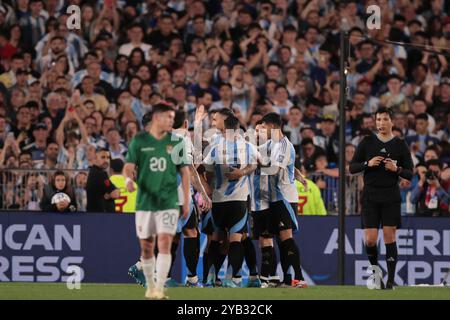 Die argentinische Fußballnationalmannschaft erzielte am 15. Oktober 2024 im Monumental-Stadion in Buenos Aires einen atemberaubenden 6-0-Sieg über Bolivien während der 10. Runde der Südamerika-WM-Qualifikation. Lionel Messi erzielte drei Tore und stellte zwei Assists zur Verfügung, was Argentinien zu 22 Punkten führte und sich den Platz an der Spitze der Tabelle sicherte. Tore von Lautaro Martínez, Julián Álvarez und Thiago Almada komplettierten die dominante Leistung, die Boliviens Siegesserie von drei Spielen beendete. (Foto: UNAR Photo/SIPA USA) Stockfoto