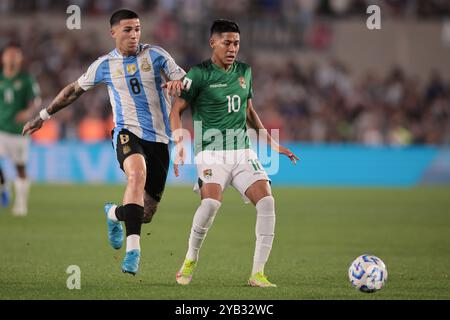 Die argentinische Fußballnationalmannschaft erzielte am 15. Oktober 2024 im Monumental-Stadion in Buenos Aires einen atemberaubenden 6-0-Sieg über Bolivien während der 10. Runde der Südamerika-WM-Qualifikation. Lionel Messi erzielte drei Tore und stellte zwei Assists zur Verfügung, was Argentinien zu 22 Punkten führte und sich den Platz an der Spitze der Tabelle sicherte. Tore von Lautaro Martínez, Julián Álvarez und Thiago Almada komplettierten die dominante Leistung, die Boliviens Siegesserie von drei Spielen beendete. (Foto: UNAR Photo/SIPA USA) Stockfoto