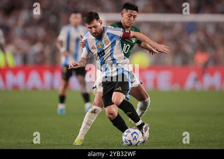 Die argentinische Fußballnationalmannschaft erzielte am 15. Oktober 2024 im Monumental-Stadion in Buenos Aires einen atemberaubenden 6-0-Sieg über Bolivien während der 10. Runde der Südamerika-WM-Qualifikation. Lionel Messi erzielte drei Tore und stellte zwei Assists zur Verfügung, was Argentinien zu 22 Punkten führte und sich den Platz an der Spitze der Tabelle sicherte. Tore von Lautaro Martínez, Julián Álvarez und Thiago Almada komplettierten die dominante Leistung, die Boliviens Siegesserie von drei Spielen beendete. (Foto: UNAR Photo/SIPA USA) Stockfoto