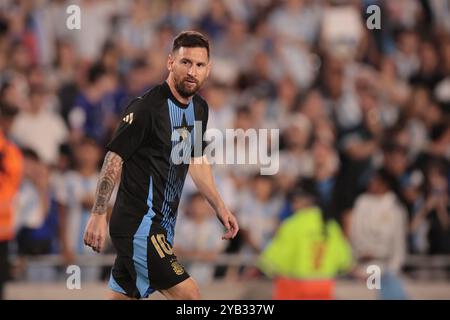 Die argentinische Fußballnationalmannschaft erzielte am 15. Oktober 2024 im Monumental-Stadion in Buenos Aires einen atemberaubenden 6-0-Sieg über Bolivien während der 10. Runde der Südamerika-WM-Qualifikation. Lionel Messi erzielte drei Tore und stellte zwei Assists zur Verfügung, was Argentinien zu 22 Punkten führte und sich den Platz an der Spitze der Tabelle sicherte. Tore von Lautaro Martínez, Julián Álvarez und Thiago Almada komplettierten die dominante Leistung, die Boliviens Siegesserie von drei Spielen beendete. (Foto: UNAR Photo/SIPA USA) Stockfoto