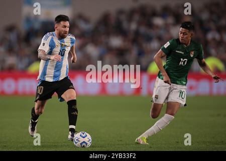 Die argentinische Fußballnationalmannschaft erzielte am 15. Oktober 2024 im Monumental-Stadion in Buenos Aires einen atemberaubenden 6-0-Sieg über Bolivien während der 10. Runde der Südamerika-WM-Qualifikation. Lionel Messi erzielte drei Tore und stellte zwei Assists zur Verfügung, was Argentinien zu 22 Punkten führte und sich den Platz an der Spitze der Tabelle sicherte. Tore von Lautaro Martínez, Julián Álvarez und Thiago Almada komplettierten die dominante Leistung, die Boliviens Siegesserie von drei Spielen beendete. (Foto: UNAR Photo/SIPA USA) Stockfoto