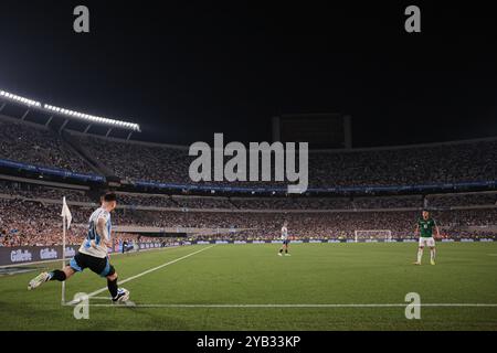 Die argentinische Fußballnationalmannschaft erzielte am 15. Oktober 2024 im Monumental-Stadion in Buenos Aires einen atemberaubenden 6-0-Sieg über Bolivien während der 10. Runde der Südamerika-WM-Qualifikation. Lionel Messi erzielte drei Tore und stellte zwei Assists zur Verfügung, was Argentinien zu 22 Punkten führte und sich den Platz an der Spitze der Tabelle sicherte. Tore von Lautaro Martínez, Julián Álvarez und Thiago Almada komplettierten die dominante Leistung, die Boliviens Siegesserie von drei Spielen beendete. (Foto: UNAR Photo/SIPA USA) Stockfoto