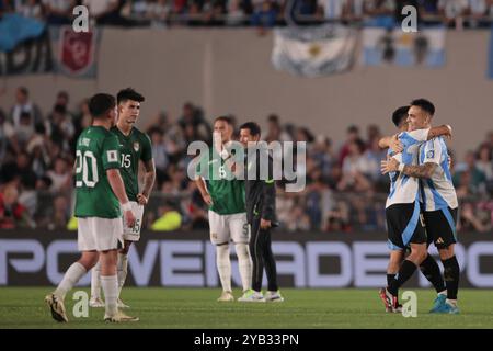 Die argentinische Fußballnationalmannschaft erzielte am 15. Oktober 2024 im Monumental-Stadion in Buenos Aires einen atemberaubenden 6-0-Sieg über Bolivien während der 10. Runde der Südamerika-WM-Qualifikation. Lionel Messi erzielte drei Tore und stellte zwei Assists zur Verfügung, was Argentinien zu 22 Punkten führte und sich den Platz an der Spitze der Tabelle sicherte. Tore von Lautaro Martínez, Julián Álvarez und Thiago Almada komplettierten die dominante Leistung, die Boliviens Siegesserie von drei Spielen beendete. (Foto: UNAR Photo/SIPA USA) Stockfoto