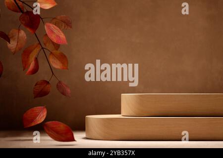 Natürliches Holzpodium und Herbstblätter auf braunem Tischhintergrund. Modellvorlage für Herbstsaison und Thanksgiving für die Platzierung von Luxusprodukten. Neutral AE Stockfoto