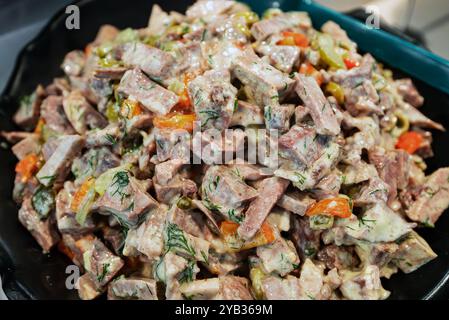 Rinderzungensalat mit Gemüse und Soße. Stockfoto