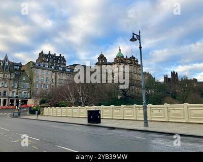 Blick auf die Altstadt und die Zentrale der Bank of Scotland von der Waverley Bridge. Edinburgh, Schottland, Vereinigtes Königreich. März 2024. Stockfoto