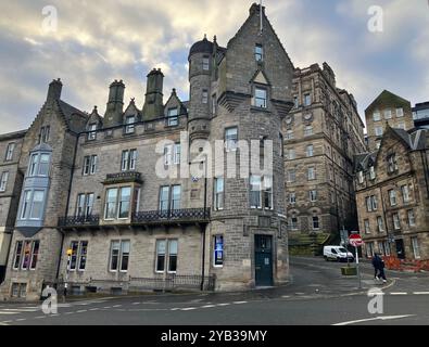 Der Royal Edinburgh Military Tattoo Gift Shop am Anfang der Cockburn Street. Edinburgh, Schottland, Vereinigtes Königreich. März 2024. Stockfoto